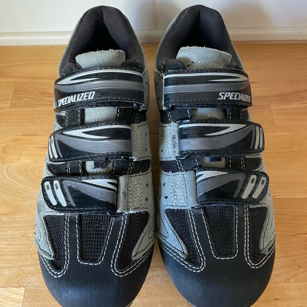 SPECIALIZED Mens Gray and Black Cycling Shoes.